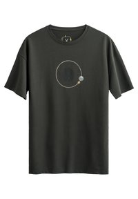 Zwart katoen t-shirt met een ronde grafische afbeelding van planeten in wit en beige. Ronde hals en korte mouwen, relaxed fit.
