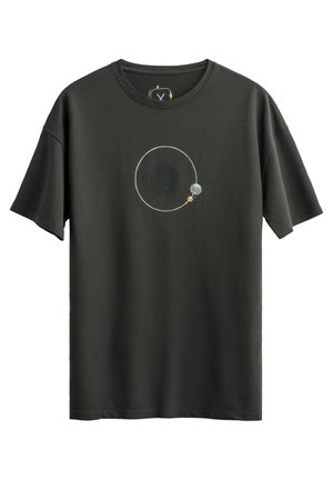 Zwart katoen t-shirt met een ronde grafische afbeelding van planeten in wit en beige. Ronde hals en korte mouwen, relaxed fit.