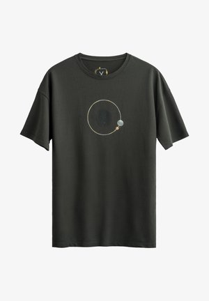 Zwart katoen t-shirt met een ronde grafische afbeelding van planeten in wit en beige. Ronde hals en korte mouwen, relaxed fit.