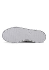 Suola di scarpa in gomma bianca, con superficie testurizzata, scanalature diagonali e motivi circolari per la trazione. Design minimalista con branding.