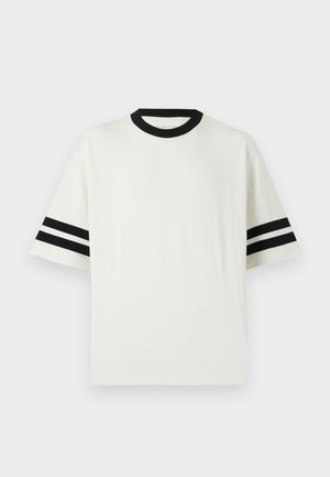 T-shirt de sport blanc avec col rond côtelé noir et manches courtes, comportant deux rayures noires sur chaque manche. Texture lisse, coupe large.