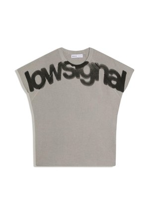 Sivi pleteni top bez rukava s širokim ramenima, s velikim crnim sprejom ispisanim tekstom "lowsignal" preko prsa i gornjih rukava.