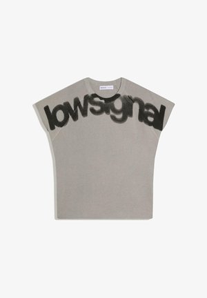 Graues ärmelloses Stricktop mit breiten Schultern, mit großem schwarz gespraytem Schriftzug "lowsignal" über der Brust und den oberen Ärmeln.