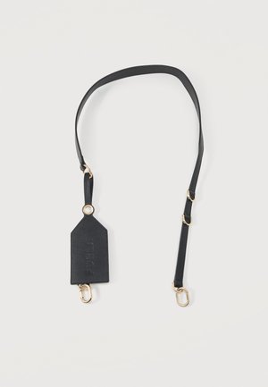 Schwarzer verstellbarer Leder-Taschenriemen mit goldenen Verschlüssen und einem rechteckigen Etikett mit dem eingeprägten Markennamen „Furla“ auf weißem Hintergrund.
