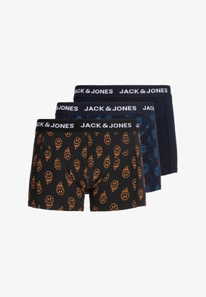 Särgi puuduv noormees lühikeste blondide juustega, kes kannab musti bokserpükse oranžide naerunäokestega ja Jack & Jonesi kaubamärgiga elastse vöökohaga.