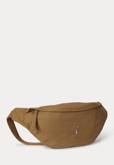 Bruine canvas heuptas met een klein geborduurd polospeler logo en een verstelbare riem op een witte achtergrond.