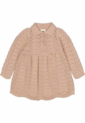 Różowa dzianinowa sukienka dla dziecka z długimi rękawami, kołnierzykiem, dwoma guzikami i teksturowanym falistym wzorem w zygzak na całej powierzchni.