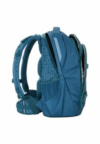 Tiefgrüner Rucksack mit geometrischem Muster, gepolsterten Trägern, mehreren Fächern und Netzakzenten. Besitzt strapazierfähigen Stoff und ergonomisches Design.