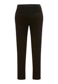 Pantalon noir sur mesure coupe slim, poches passepoilées boutonnées à l'arrière et passants de ceinture, vu de dos sur fond blanc.