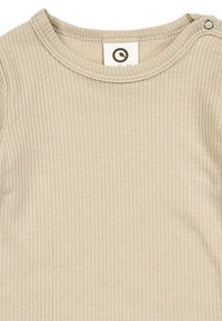 Top in cotone ribbed beige chiaro con scollatura rotonda e dettagli con bottoni a pressione sulla spalla, caratterizzato da un tessuto morbido e testurizzato.