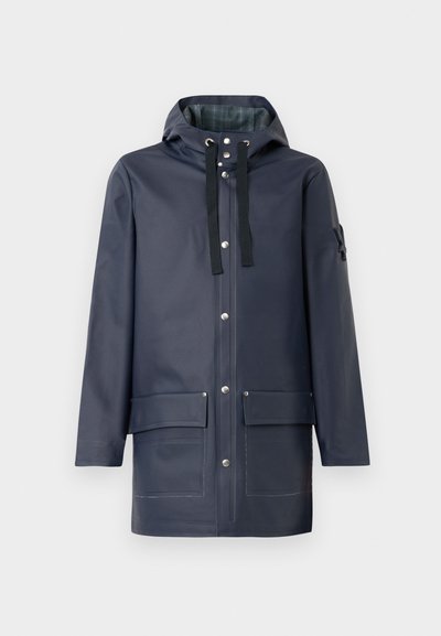 Marineblauer wasserdichter Jacke mit Kapuze, ausgestattet mit Frontdruckknöpfen, zwei großen Taschen und schwarzen Kordelzügen zur Anpassung. Glatte Textur.