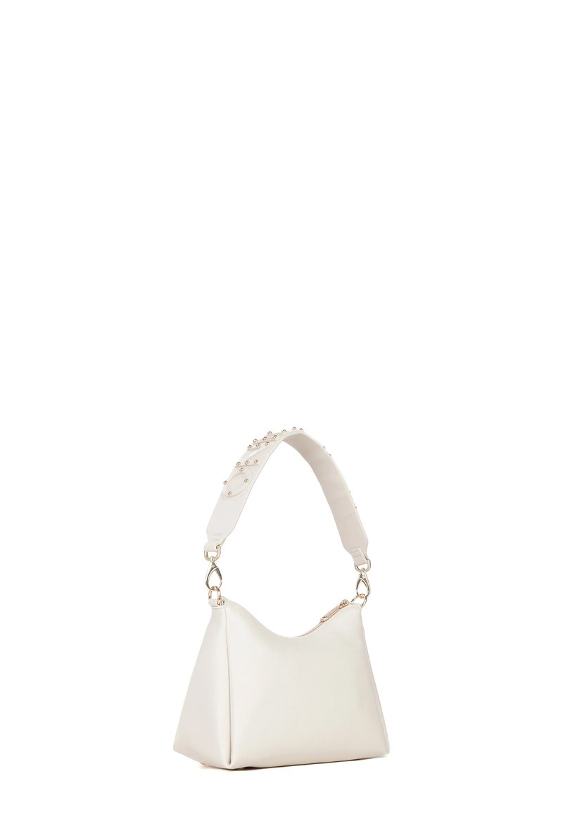 Sac à main en cuir blanc avec une forme courbée, une bandoulière ornée de clous et une fermeture éclair. Texture lisse et design minimaliste.