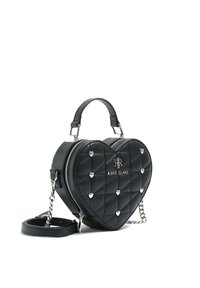 Černá kabelka ve tvaru srdce vyrobená z prošívané umělé kůže, s stříbrnými srdcovými detaily, logem a odnímatelnými řetízkovými a ramenními popruhy.