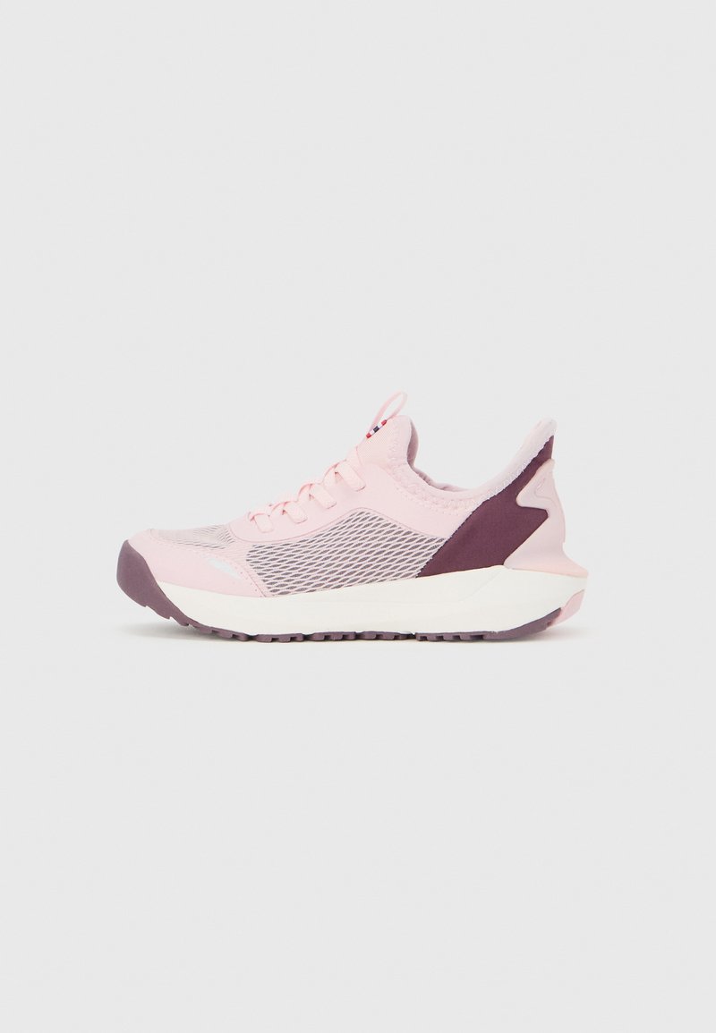 Baskets de sport rose clair avec côtés en mesh, talon et accents de semelle en mauve, et semelle intermédiaire blanche, montrées de profil sur un fond uni.