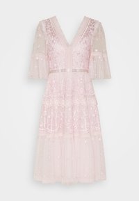 Robe rose brodée avec un décolleté en V, des manches évasées transparentes, une jupe superposée et de délicats motifs floraux sur toute la surface.