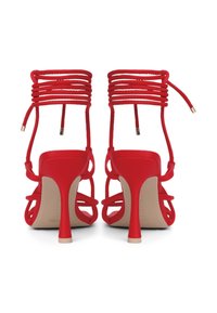 Rote High-Heels-Sandalen mit dünnen Riemen und einem hinteren Knöchelband, ausgestattet mit einem eleganten Stiletto-Absatz und einem glatten geschlossenen Rücken.