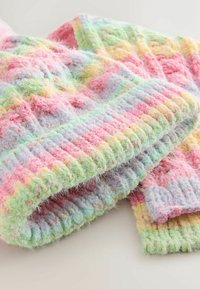 Bufanda de punto en colores pastel con una superficie suave y texturizada; presenta un patrón ondulante en tonalidades de rosa, verde y amarillo.