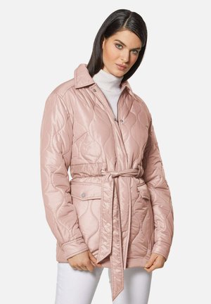 Gepatchte, hellrosa Jacke mit einem taillierten Gurt, Druckknöpfen und zwei vorderen Taschen. Glänzender, strukturiert synthetischer Stoff mit Kragen.