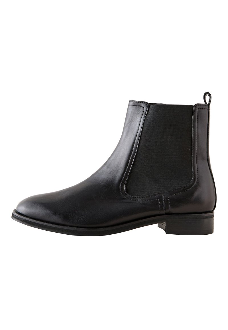 Zwarte leren Chelsea-laars met elastische zijpanelen, een afgeronde neus en een lage gestapelde hak. Soepele textuur met minimale stiksel details.