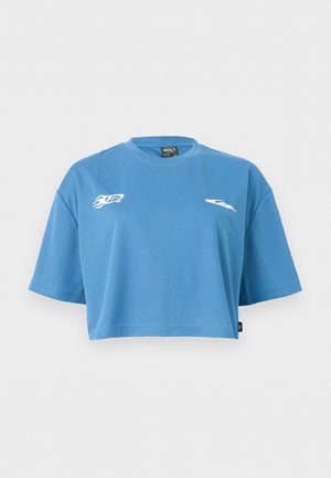 Tricou sport albastru, scurt și decupat, cu mâneci scurte și gât rotund, cu logo-uri mici albe în formă de flacără și aripi pe partea din față a pieptului.
