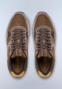 Sneaker marroni con una combinazione di suede e tessuto, con una superficie testurizzata, accenti di un marrone scuro a contrasto e un dettaglio giallo sul tallone.