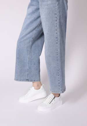 SNEAKERS - Sneaker low - white