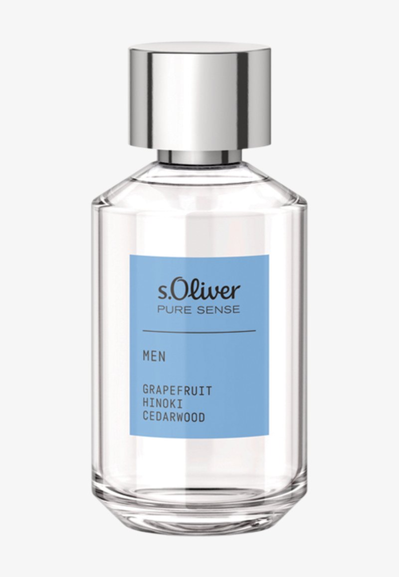 Flacon de parfum pour homme en verre transparent avec un bouchon argenté et une étiquette bleue portant l'inscription « s.Oliver Pure Sense » et les notes olfactives : pamplemousse, hinoki, bois de cèdre.