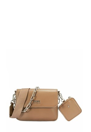 Beżowa skórzana torebka na ramię z srebrnym łańcuchem, szerokim materiałowym paskiem oraz dołączoną małą kwadratową sakiewką na monety z zamkiem błyskawicznym.