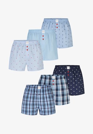 Sechs Paar Herrenboxershorts in Blautönen mit verschiedenen Mustern: Streifen, Herzen, Karos, Sterne und kleine Motive, jeweils mit roten oder schwarzen Knöpfen.