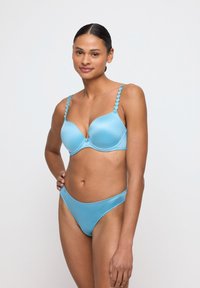 Hellblauer gepolsterter BH mit gewellten Trägerdetails und passendem Bikini-Höschen, das über eine glatte Satinstoffoberfläche und ein nahtloses Design verfügt.