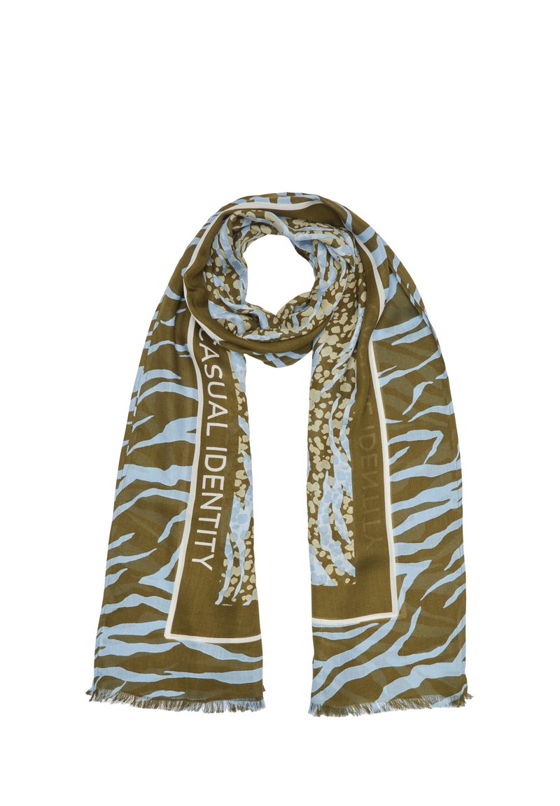 Olivgrüner und hellblauer Schal mit einem Tigerstreifenmuster, versehen mit dem Schriftzug "CASUAL IDENTITY" und Fransen. Weicher Stoff, rechteckige Form.
