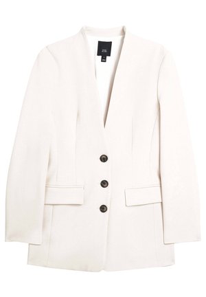 Weißer, maßgeschneiderter Blazer mit drei schwarzen Knöpfen und zwei vorderen Pattentaschen, ausgestattet mit Reverskragen und langen Ärmeln.