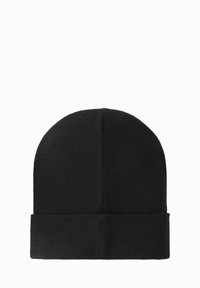 Mustat neulepipot, joissa on pyöreä kruunu ja taitettu ribbireuna; valmistettu pehmeästä kankaasta, joka tarjoaa sileän pinnan. Yksinkertainen muotoilu ilman kuvioita.