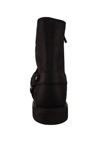 Botín de cuero negro hasta el tobillo con punta redondeada, textura suave, acento de hebilla y un tacón bajo y grueso. Sin cordones o patrones visibles.