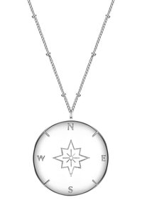 Ezüst iránytű medál egy finom láncon, csillag formájú dizájnnal, irányjelzőkkel (É, K, D, Ny) gravírozva a szélein.