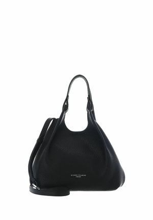 Borsa a mano in pelle nera testurizzata con manici corti e tracolla rimovibile, marchiata con la scritta "Gianni Chiarini Firenze" in piccolo testo bianco.