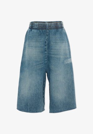 Shorts en jean bleu moyen avec taille élastique et zones délavées, arborant un petit logo numérique blanc sur la cuisse droite.