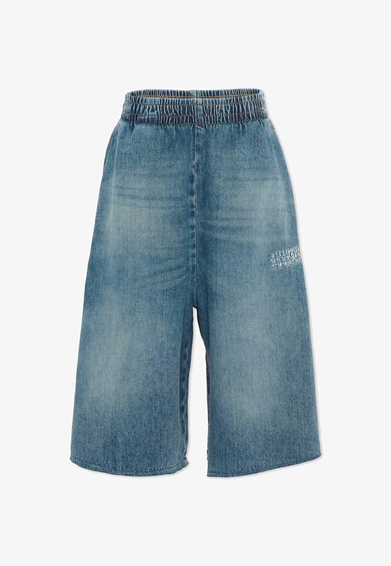 Shorts en jean bleu moyen avec taille élastique et zones délavées, arborant un petit logo numérique blanc sur la cuisse droite.