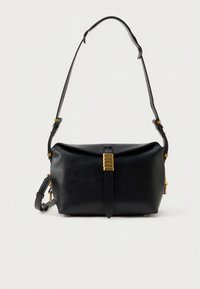 Μαύρη δερμάτινη τσάντα ώμου με πτυσσόμενο καπάκι, χρυσές μεταλλικές λεπτομέρειες, ρυθμιζόμενο λουρί και λείο υλικό. Οι διαστάσεις δεν έχουν καθοριστεί.