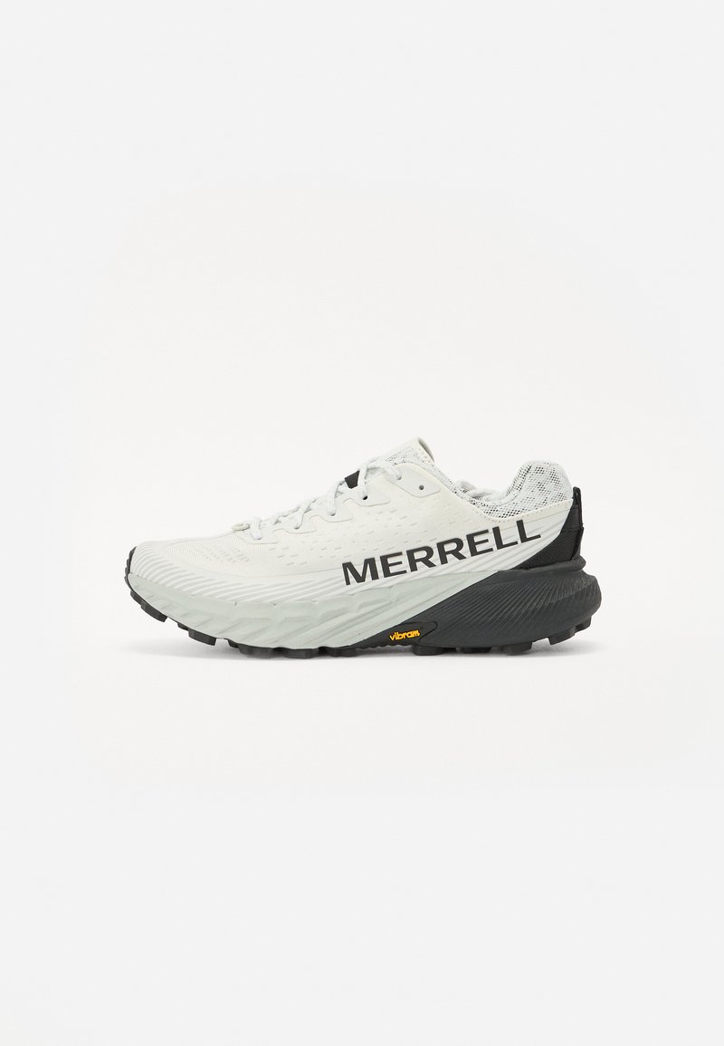 Baskets de course blanches avec des accents noirs, présentant une tige texturée, des lacets et un logo "MERRELL" bien en vue sur le côté. Semelle Vibram visible.