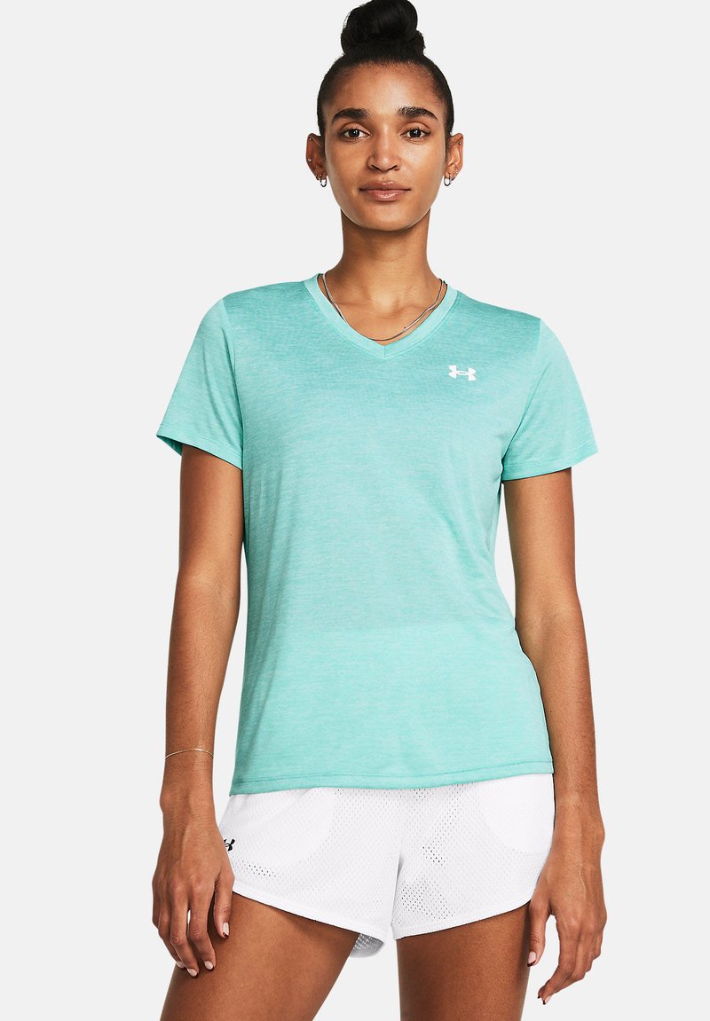 Teal v-hals t-skjorte laget av et mykt, lett stoff. Korte ermer og en tettsittende design, med en hvit logo på venstre bryst.