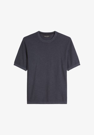 Ciemnoszary, krótki rękaw, dzianinowy t-shirt z okrągłym dekoltem, subtelnym prążkowanym kołnierzem i krawędziami rękawów, ułożony na płasko na białym tle.