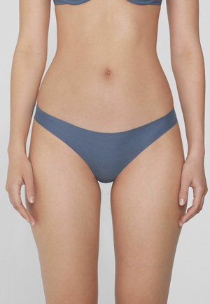 Bas de bikini en coton bleu avec un design sans coutures, taille basse et texture douce, doté d'une ceinture lisse et d'une couverture minimale.