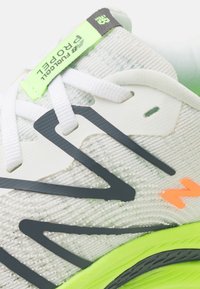 New Balance FUELCELL PROPEL V5 - Tenisice za cestovno trčanje - white
