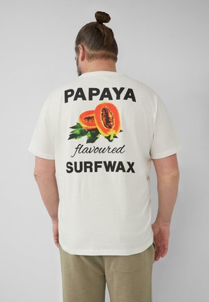 Weißes Baumwoll-T-Shirt mit einem bunten Grafikmotiv von Papaya-Hälften, umgeben von grünen Blättern, mit schwarzem Text "PAPAYA-Geschmack SURFWAX."