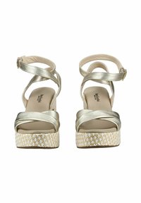 Sandales compensées avec brides croisées métalliques dorées et boucles à la cheville, dotées de semelles plateformes tissées.