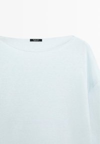 Lyseblå striktrøje med en bred rund halsudskæring og en synlig sort Massimo Dutti-label ved kraven.