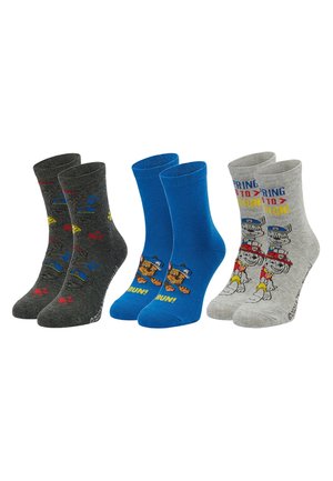 Trois paires de chaussettes montantes pour enfants avec des motifs de chien de dessin animé et des phrases, en gris foncé, bleu et gris clair.