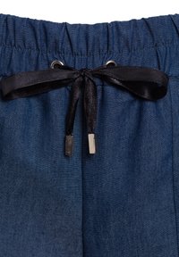 Elastyczny niebieski denimowy pas w talii z czarnym satynowym sznurkiem ściągającym związywanym w kokardę, z metalowymi końcówkami i oczkami.