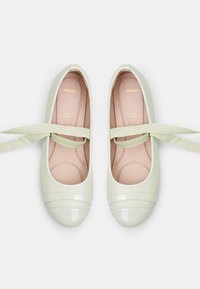 Mēteļa zaļa patentēta baleta kurpes ar noapaļotu purngalu, ar satīna lentu un mīkstu rozā iekšzoli. Eleganti svītraini akcenti.